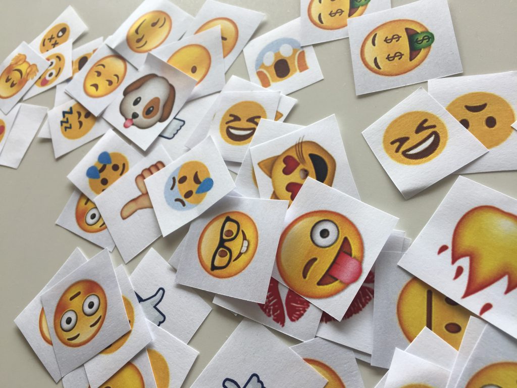 Emojis auf einem Tisch